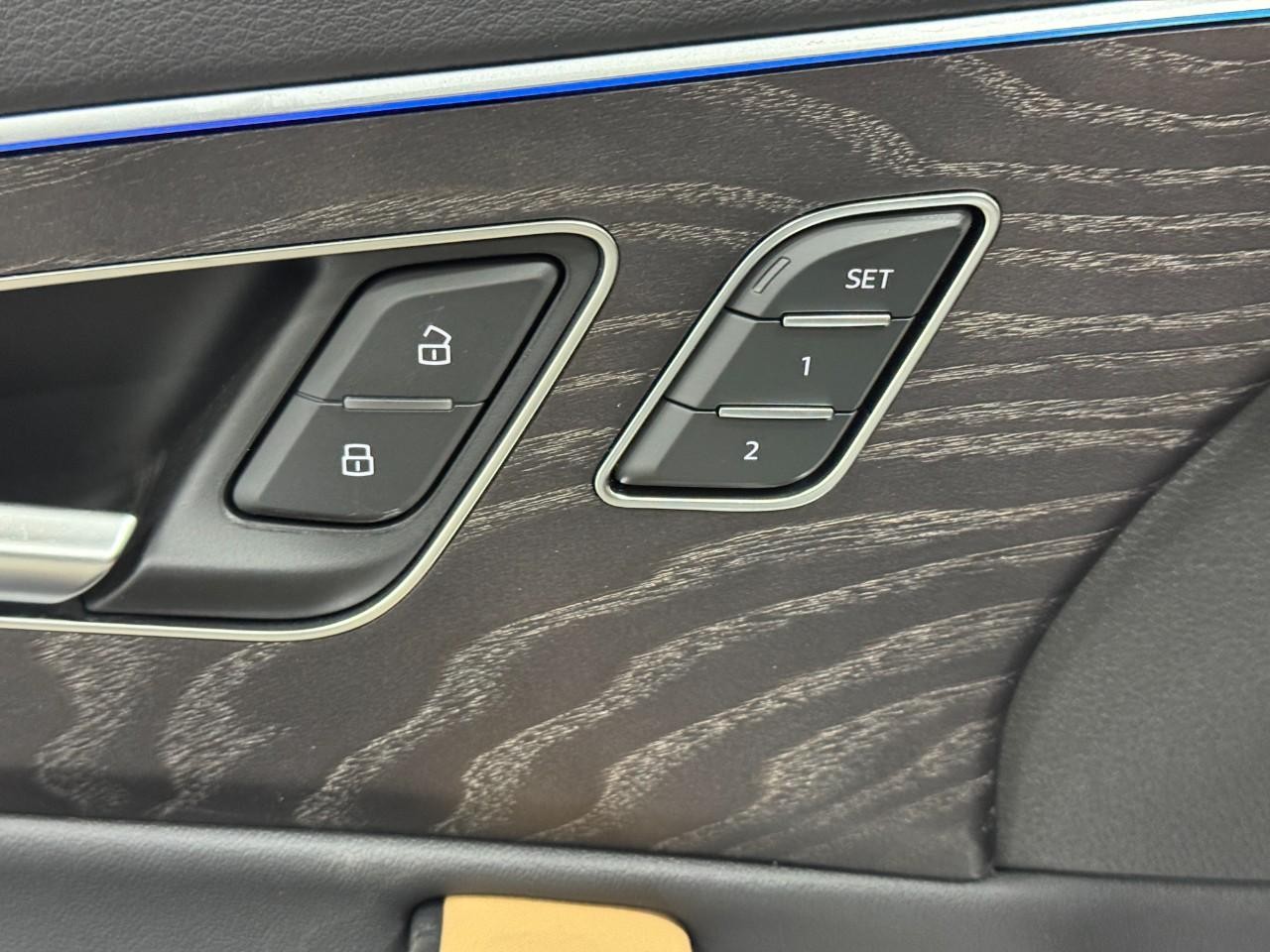 Audi Q7 Vehicle Full-screen Gallery Image 25