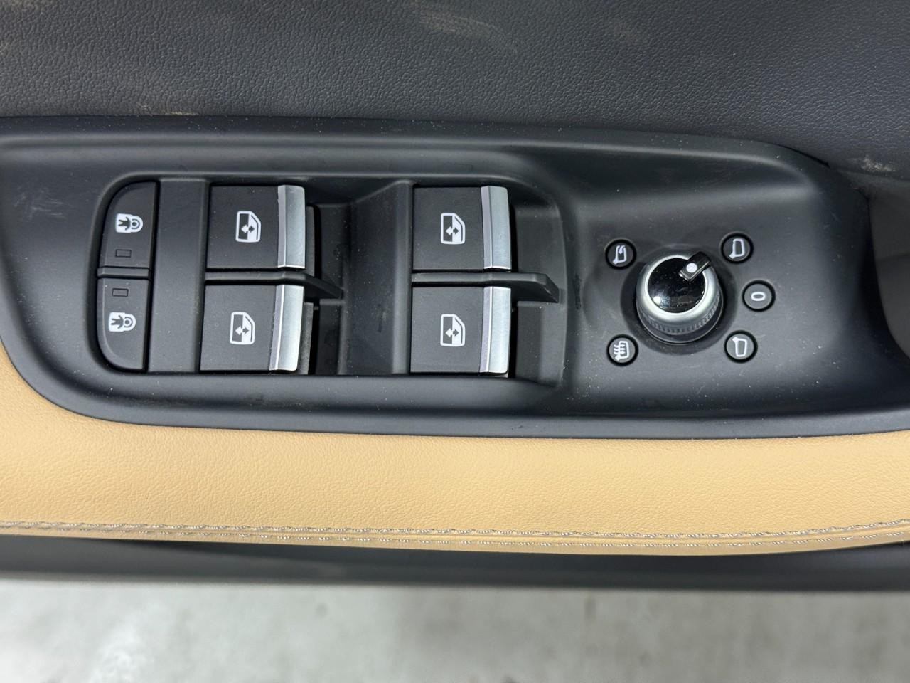 Audi Q7 Vehicle Full-screen Gallery Image 26