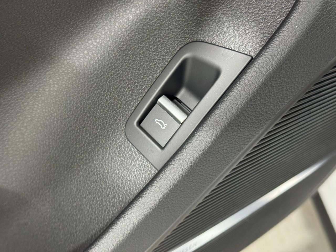 Audi Q7 Vehicle Full-screen Gallery Image 27