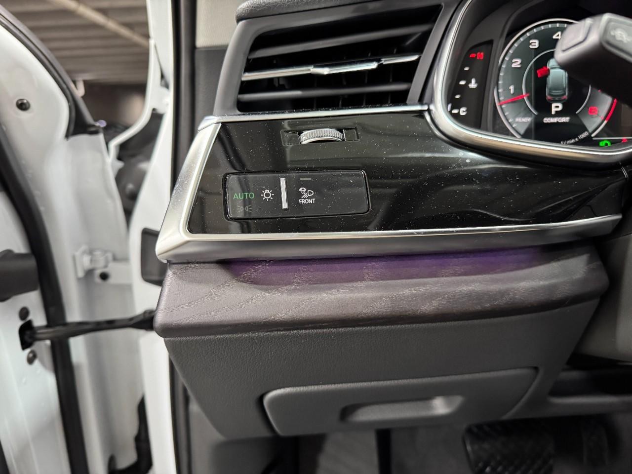 Audi Q7 Vehicle Full-screen Gallery Image 32