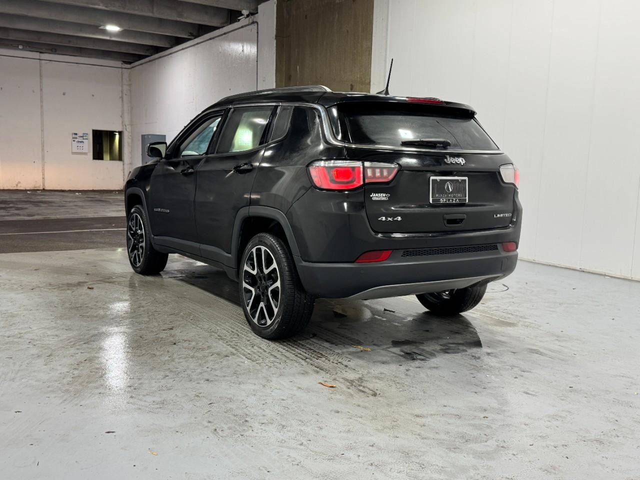 Jeep Compass Vehicle Full-screen Gallery Image 3