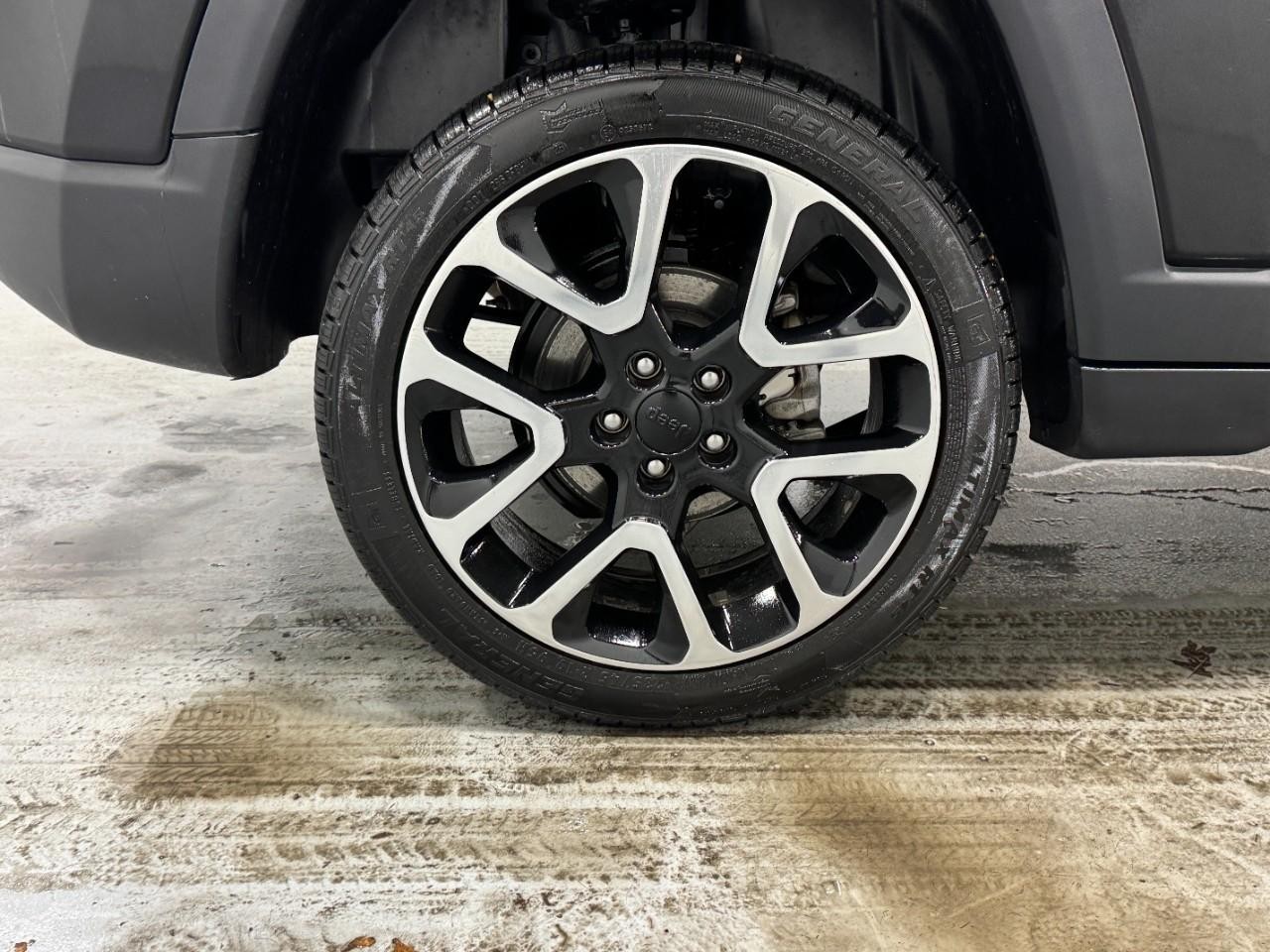 Jeep Compass Vehicle Full-screen Gallery Image 5