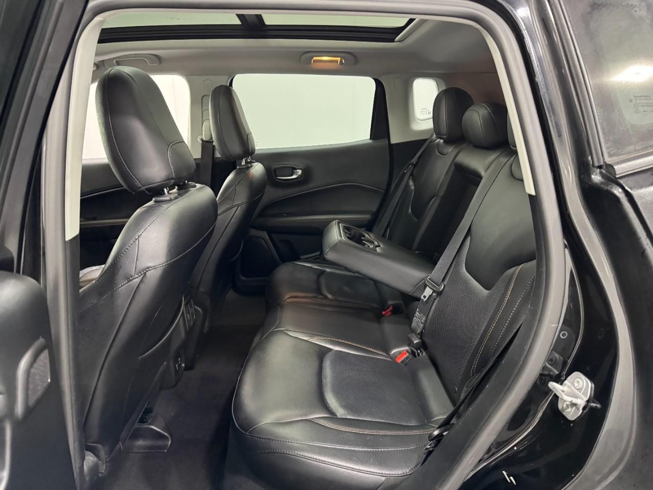 Jeep Compass Vehicle Full-screen Gallery Image 8