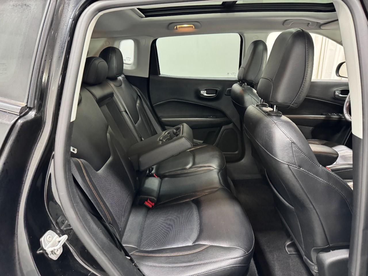 Jeep Compass Vehicle Full-screen Gallery Image 10