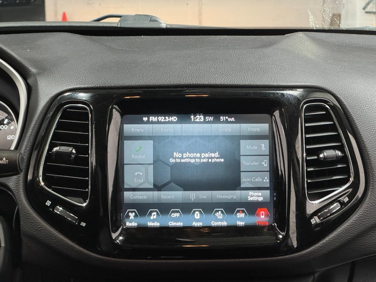 Jeep Compass Vehicle Full-screen Gallery Image 14