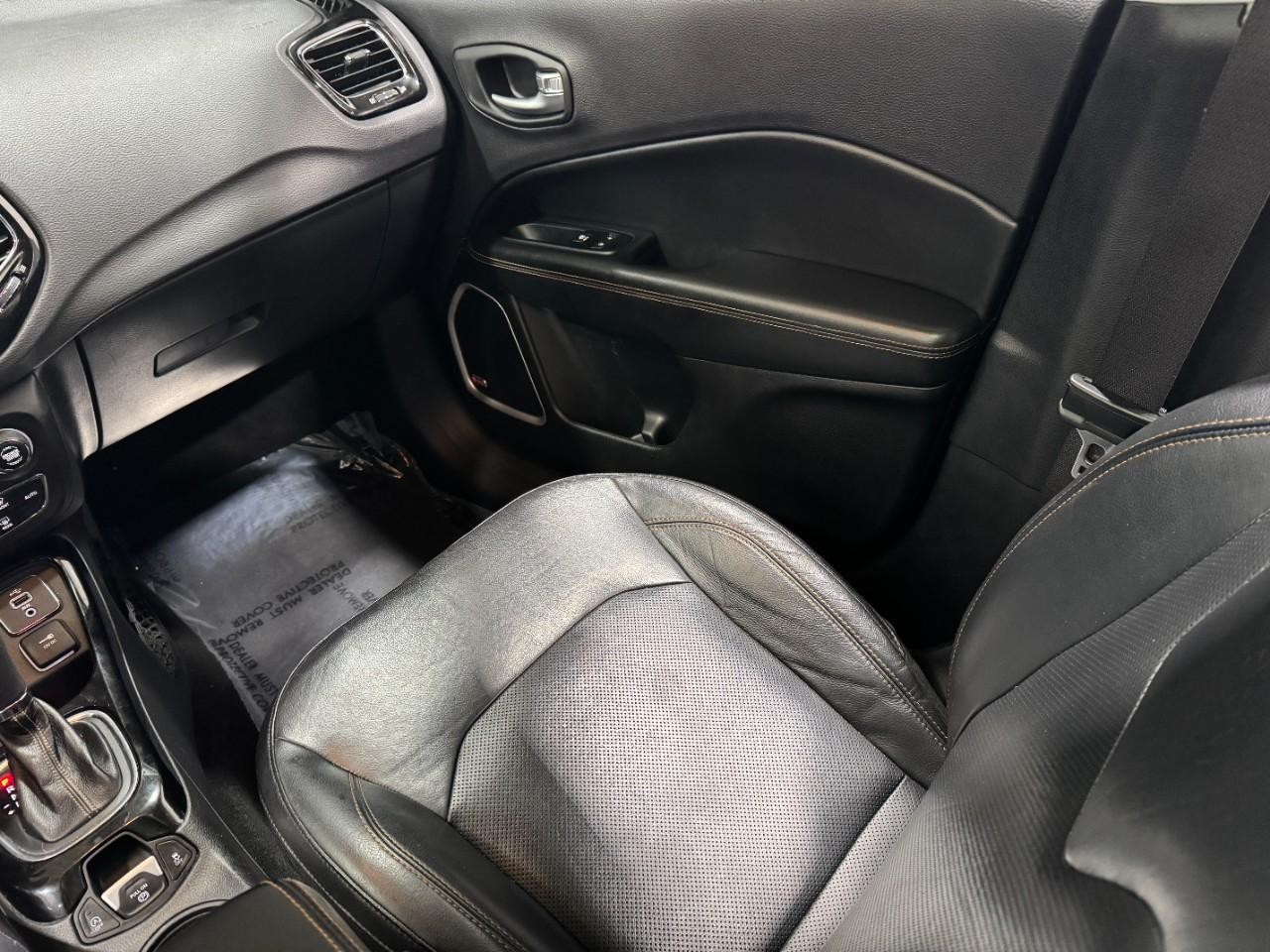 Jeep Compass Vehicle Full-screen Gallery Image 17