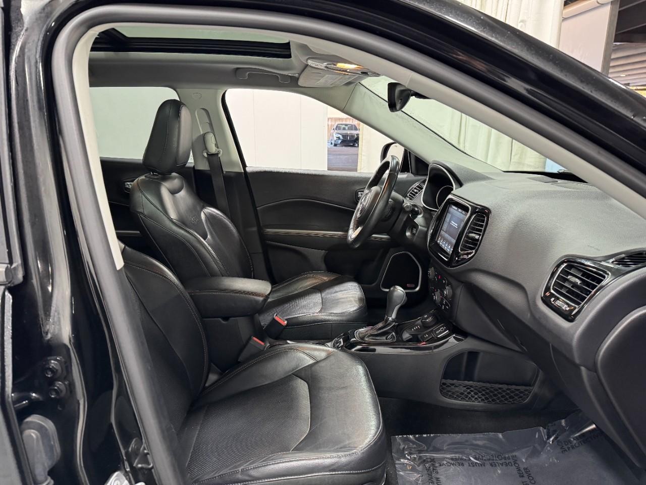 Jeep Compass Vehicle Full-screen Gallery Image 18