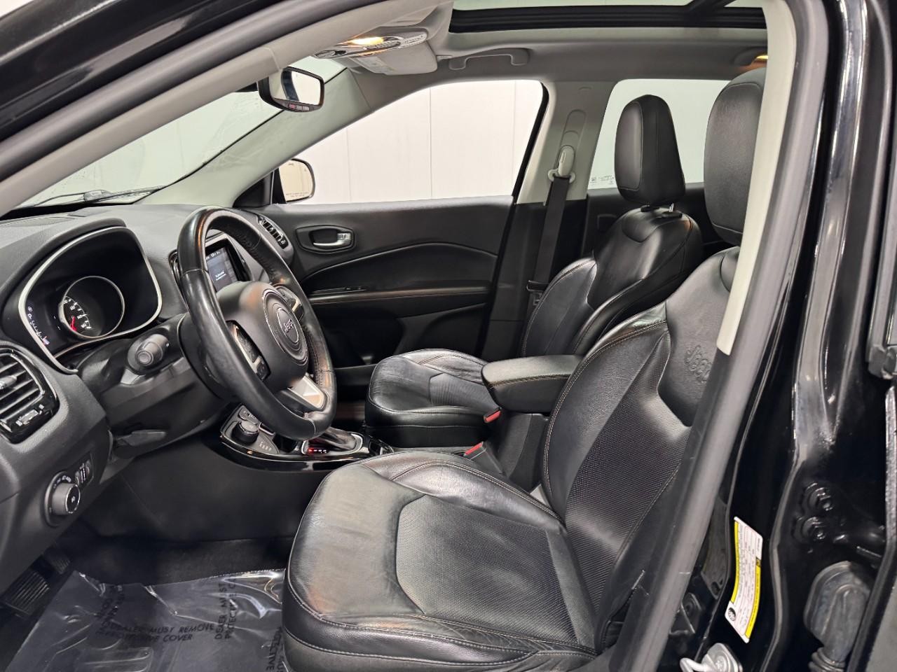 Jeep Compass Vehicle Full-screen Gallery Image 26