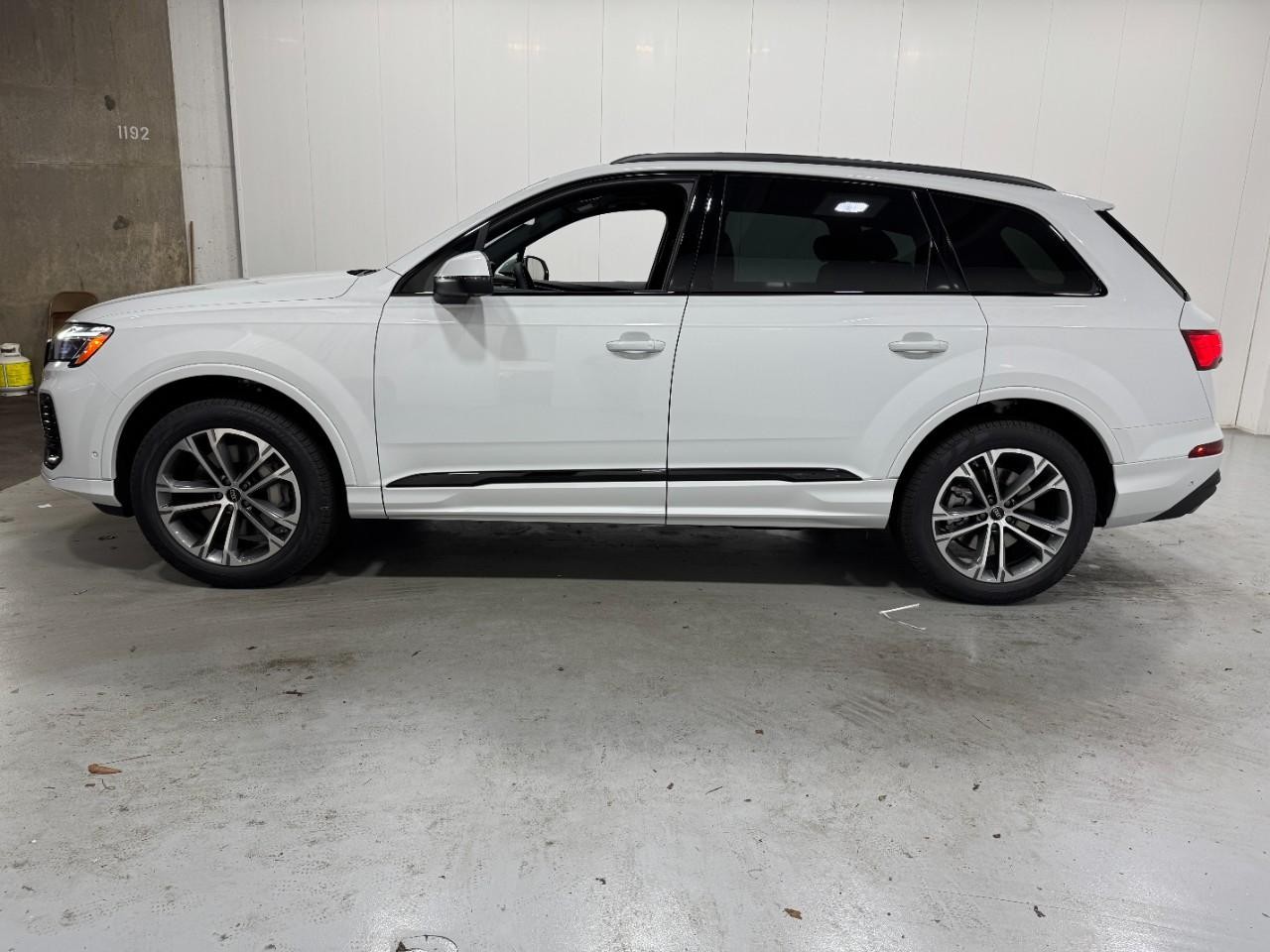 Audi Q7 Vehicle Full-screen Gallery Image 2