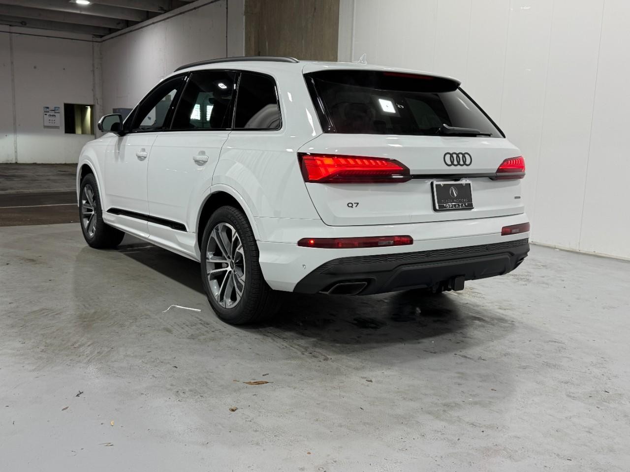 Audi Q7 Vehicle Full-screen Gallery Image 3