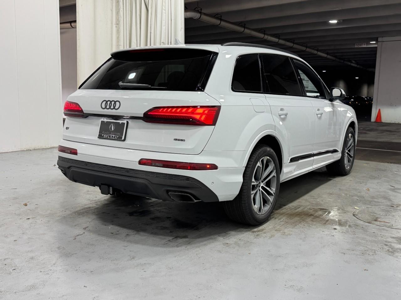 Audi Q7 Vehicle Full-screen Gallery Image 4