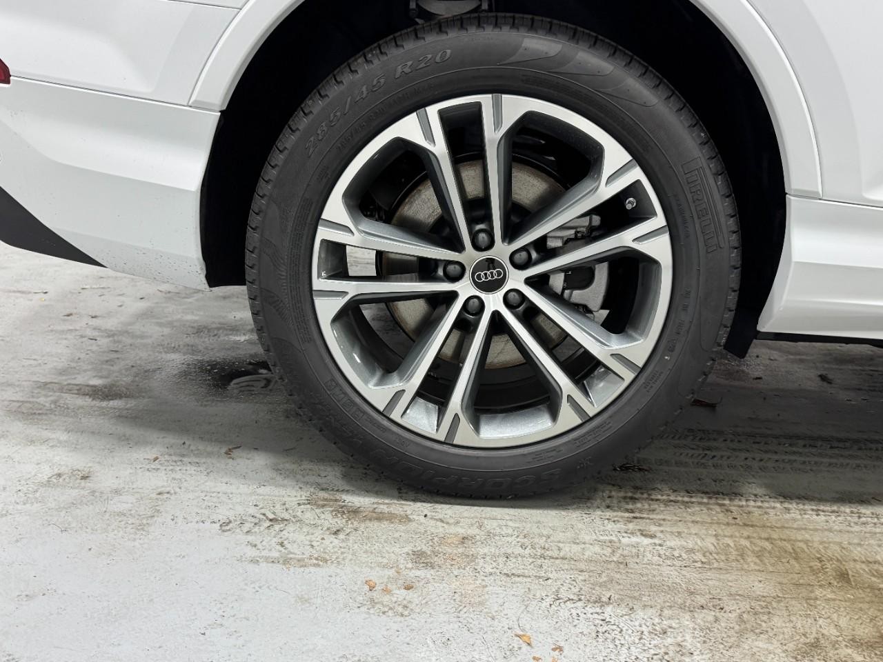 Audi Q7 Vehicle Full-screen Gallery Image 5