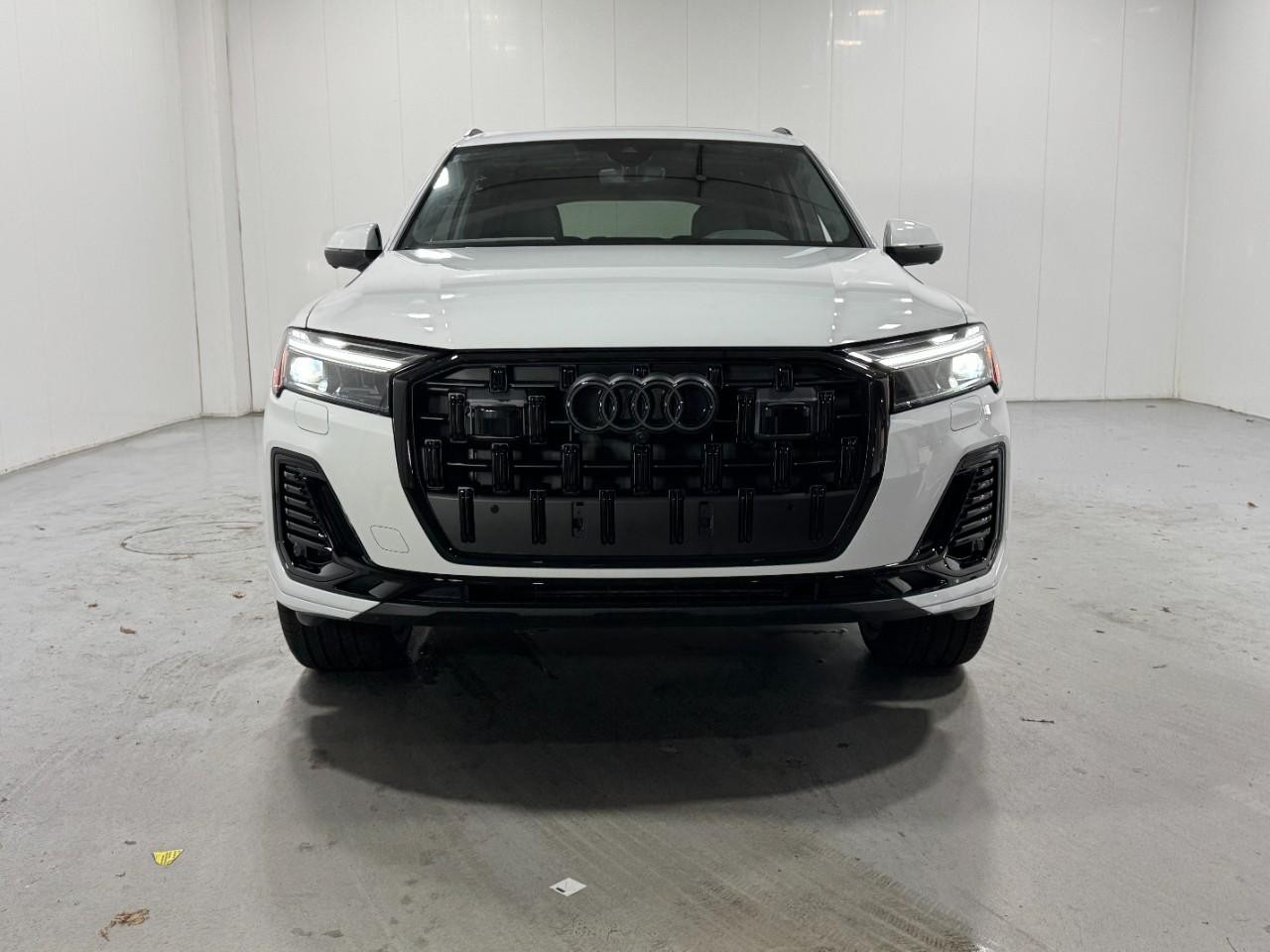 Audi Q7 Vehicle Full-screen Gallery Image 7