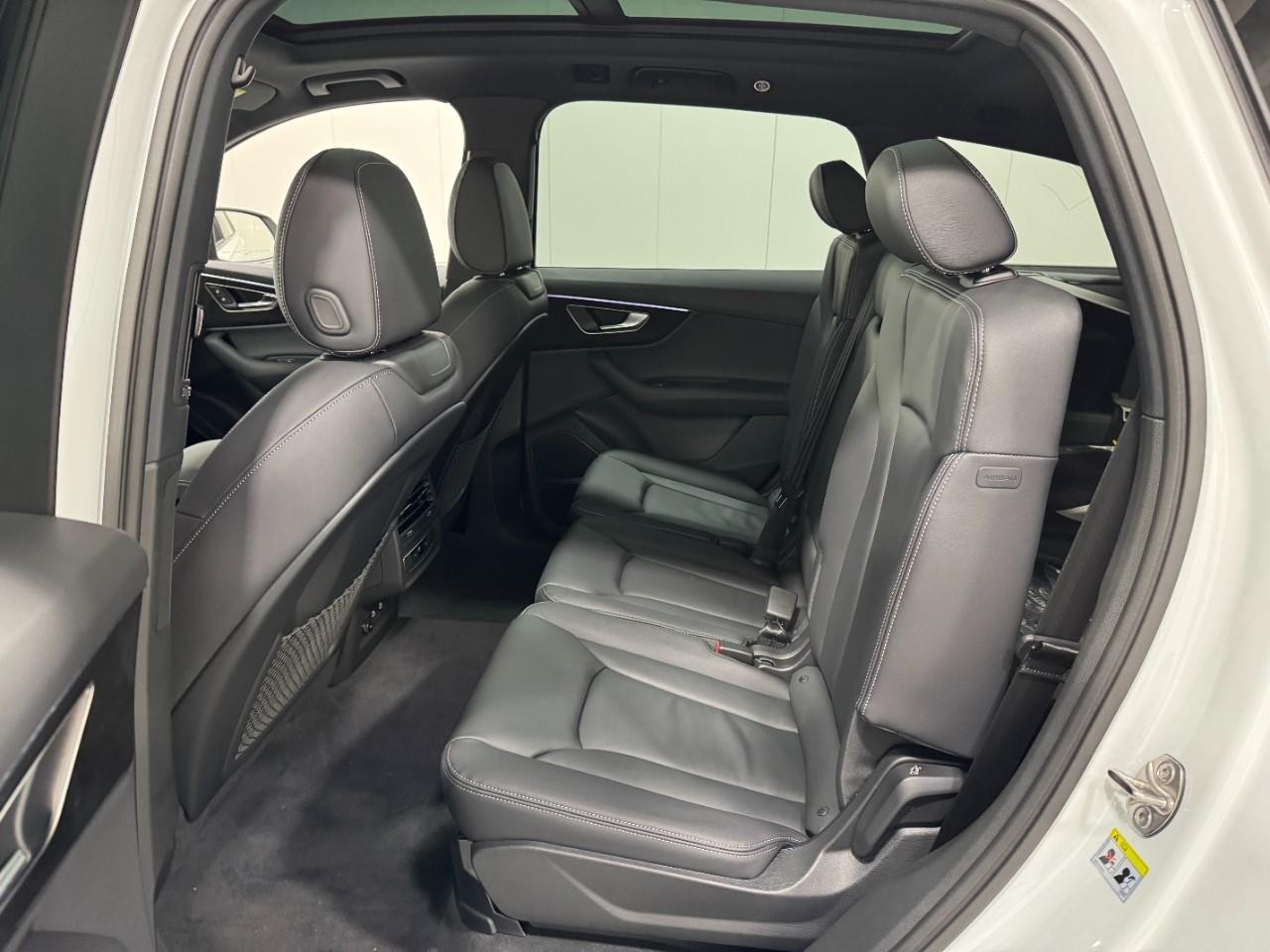 Audi Q7 Vehicle Full-screen Gallery Image 8