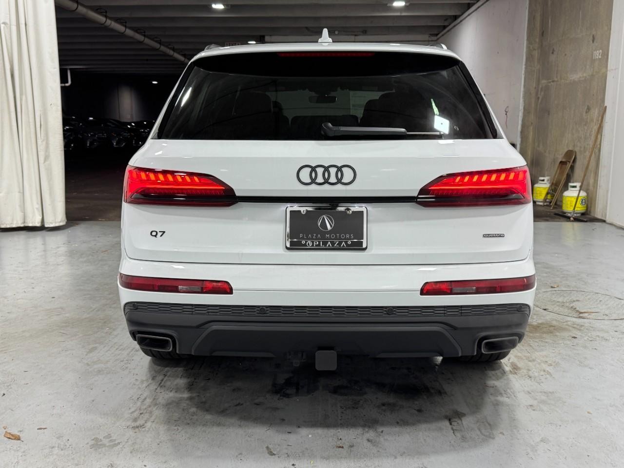 Audi Q7 Vehicle Full-screen Gallery Image 9