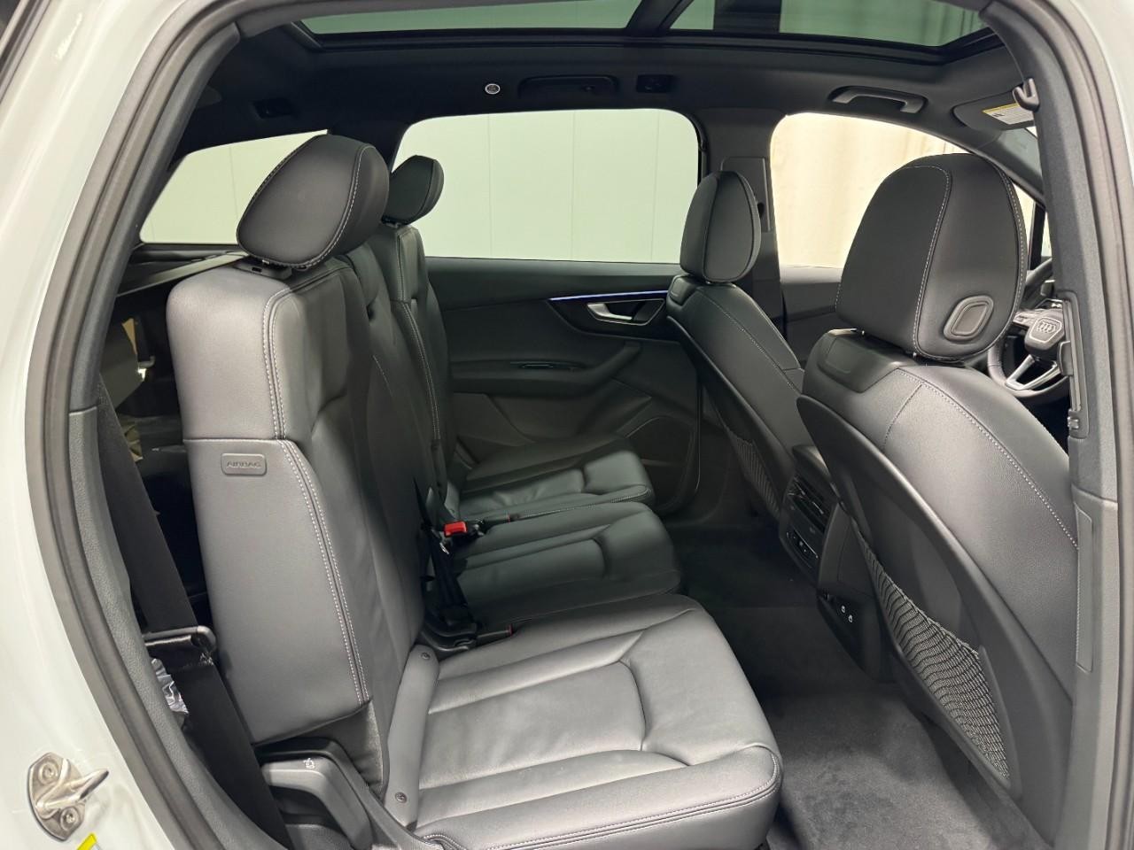 Audi Q7 Vehicle Full-screen Gallery Image 10