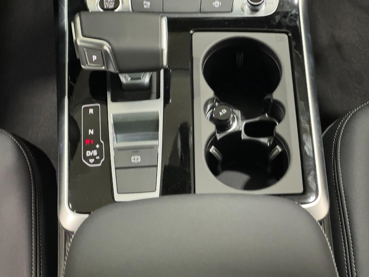 Audi Q7 Vehicle Full-screen Gallery Image 17