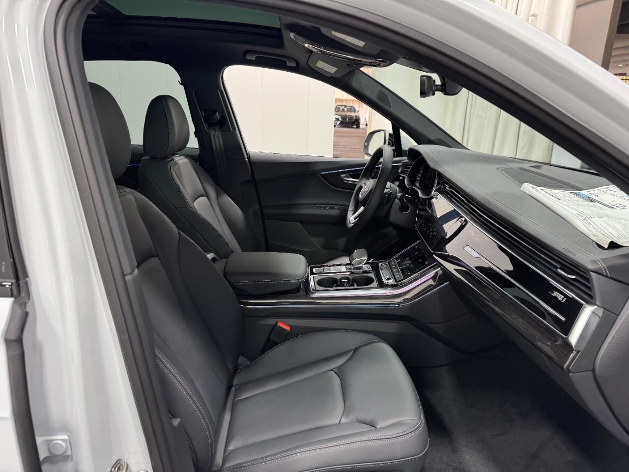 Audi Q7 Vehicle Full-screen Gallery Image 19