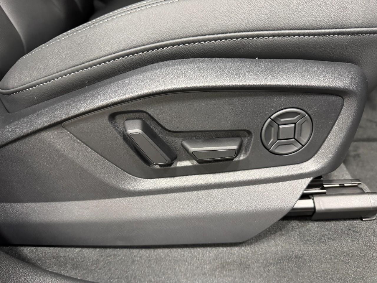 Audi Q7 Vehicle Full-screen Gallery Image 21