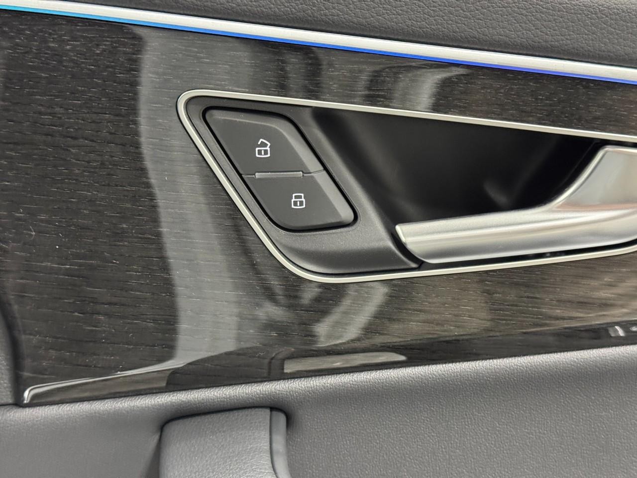 Audi Q7 Vehicle Full-screen Gallery Image 22