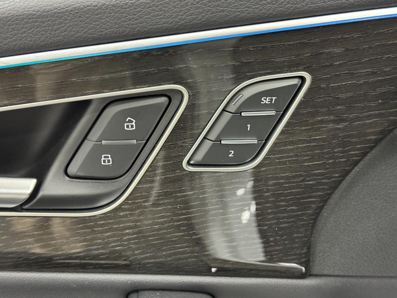 Audi Q7 Vehicle Full-screen Gallery Image 24