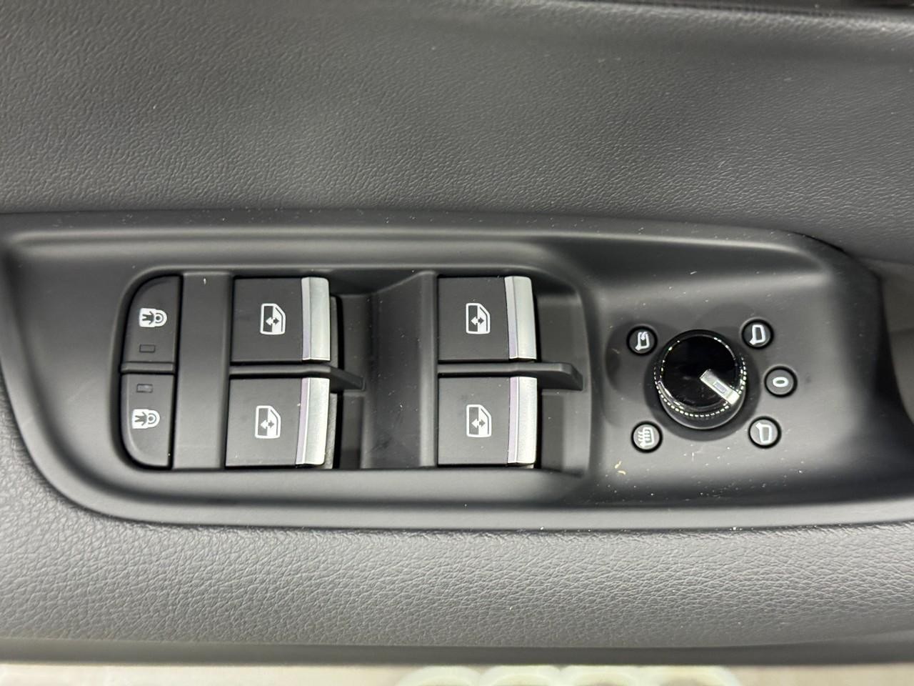 Audi Q7 Vehicle Full-screen Gallery Image 25