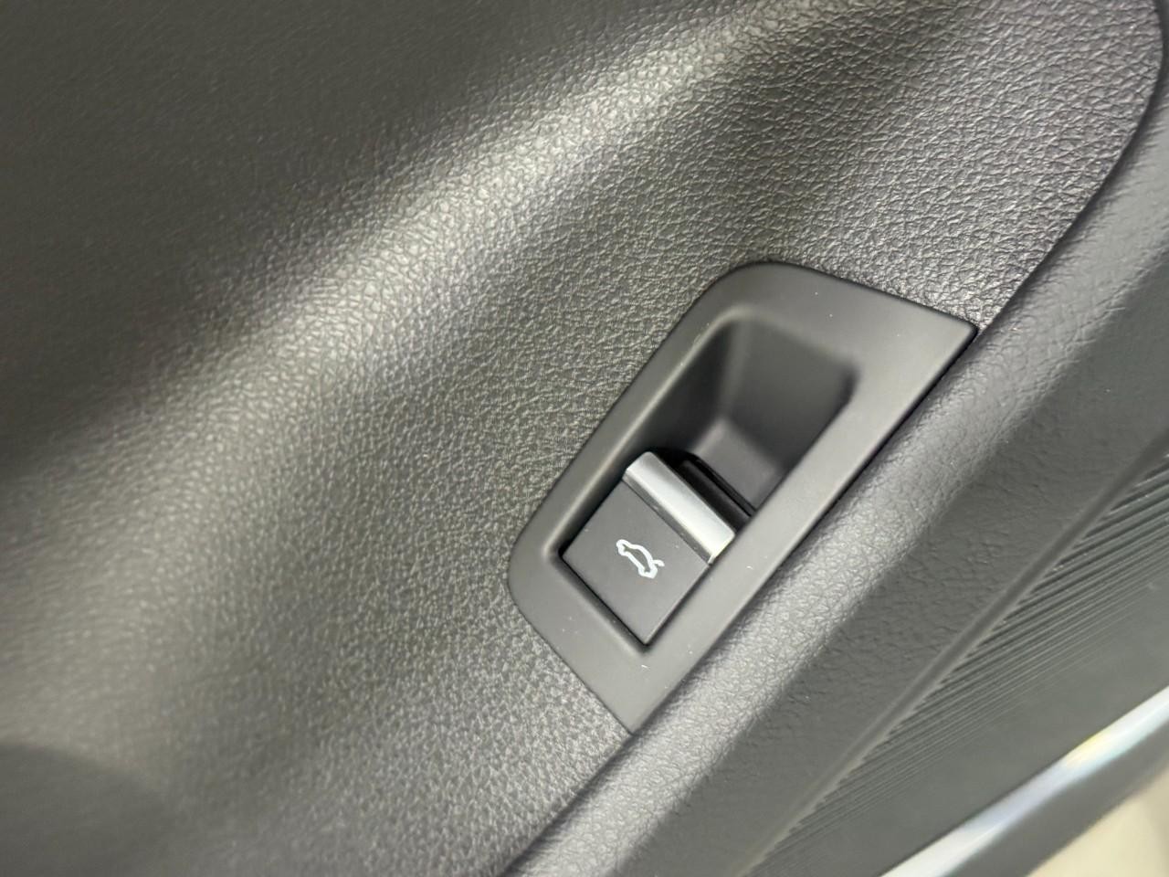 Audi Q7 Vehicle Full-screen Gallery Image 26