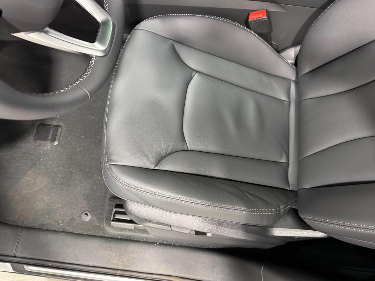 Audi Q7 Vehicle Full-screen Gallery Image 29