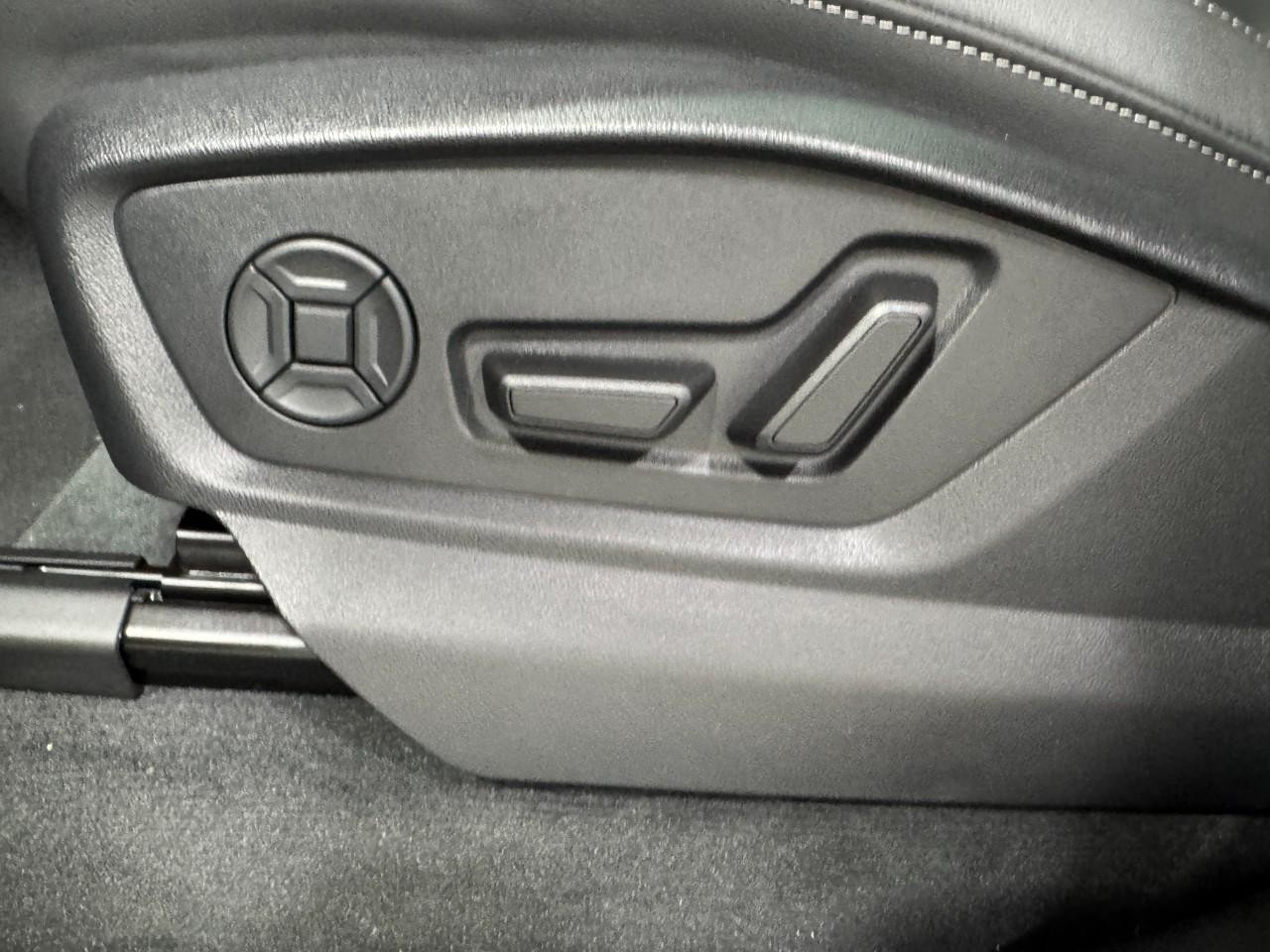 Audi Q7 Vehicle Full-screen Gallery Image 30