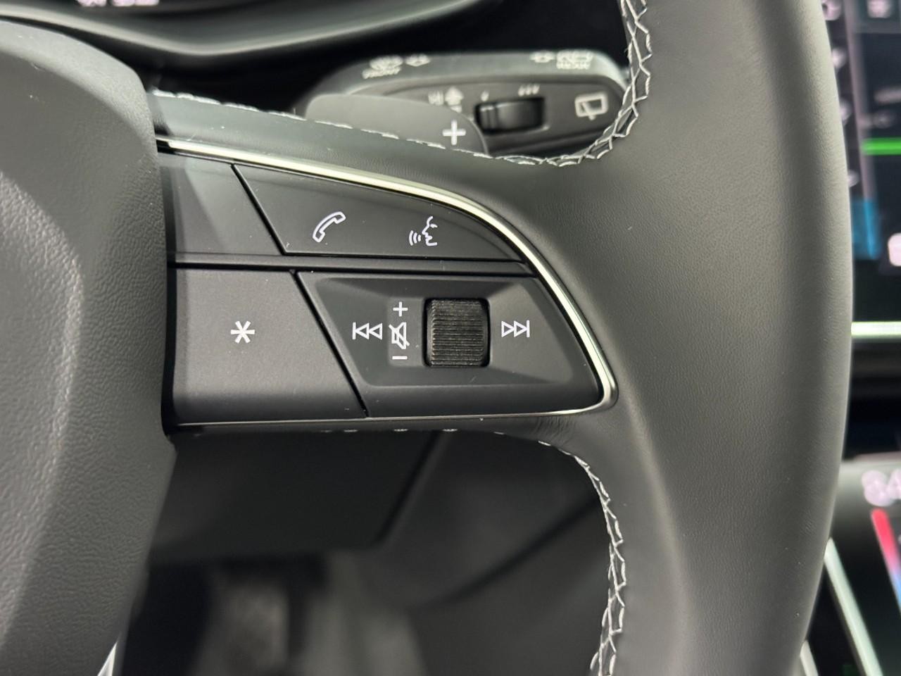 Audi Q7 Vehicle Full-screen Gallery Image 34