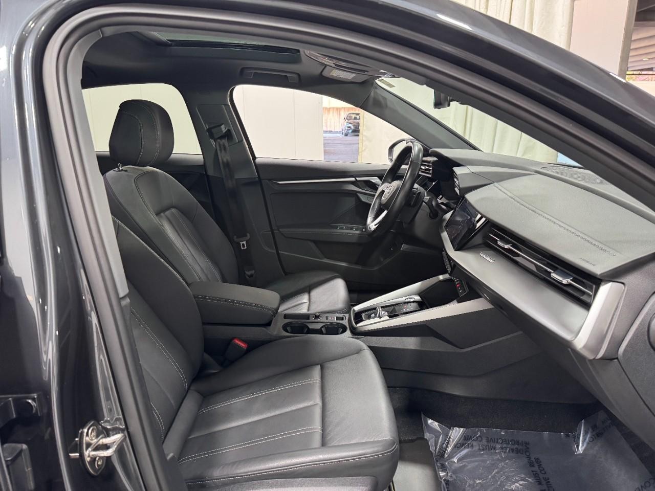 Audi A3 Vehicle Full-screen Gallery Image 18