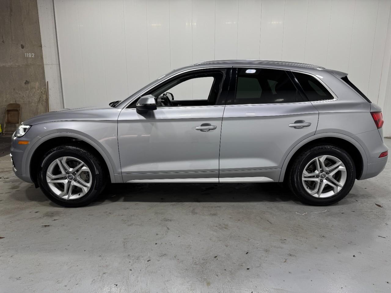 Audi Q5 Vehicle Full-screen Gallery Image 2