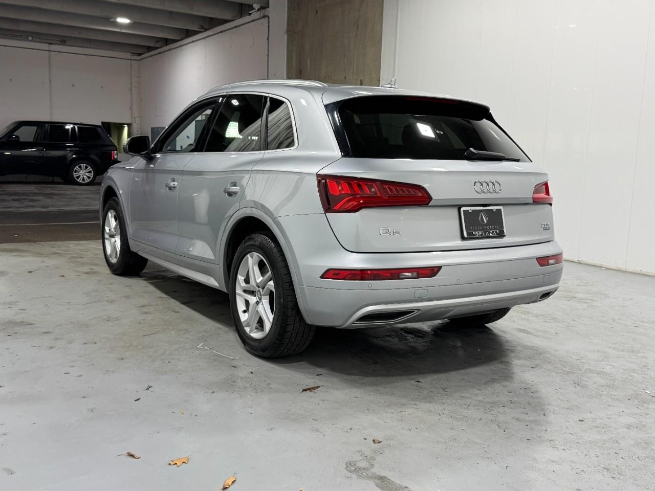 Audi Q5 Vehicle Full-screen Gallery Image 3