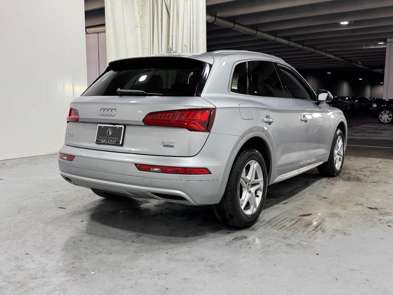 Audi Q5 Vehicle Full-screen Gallery Image 4