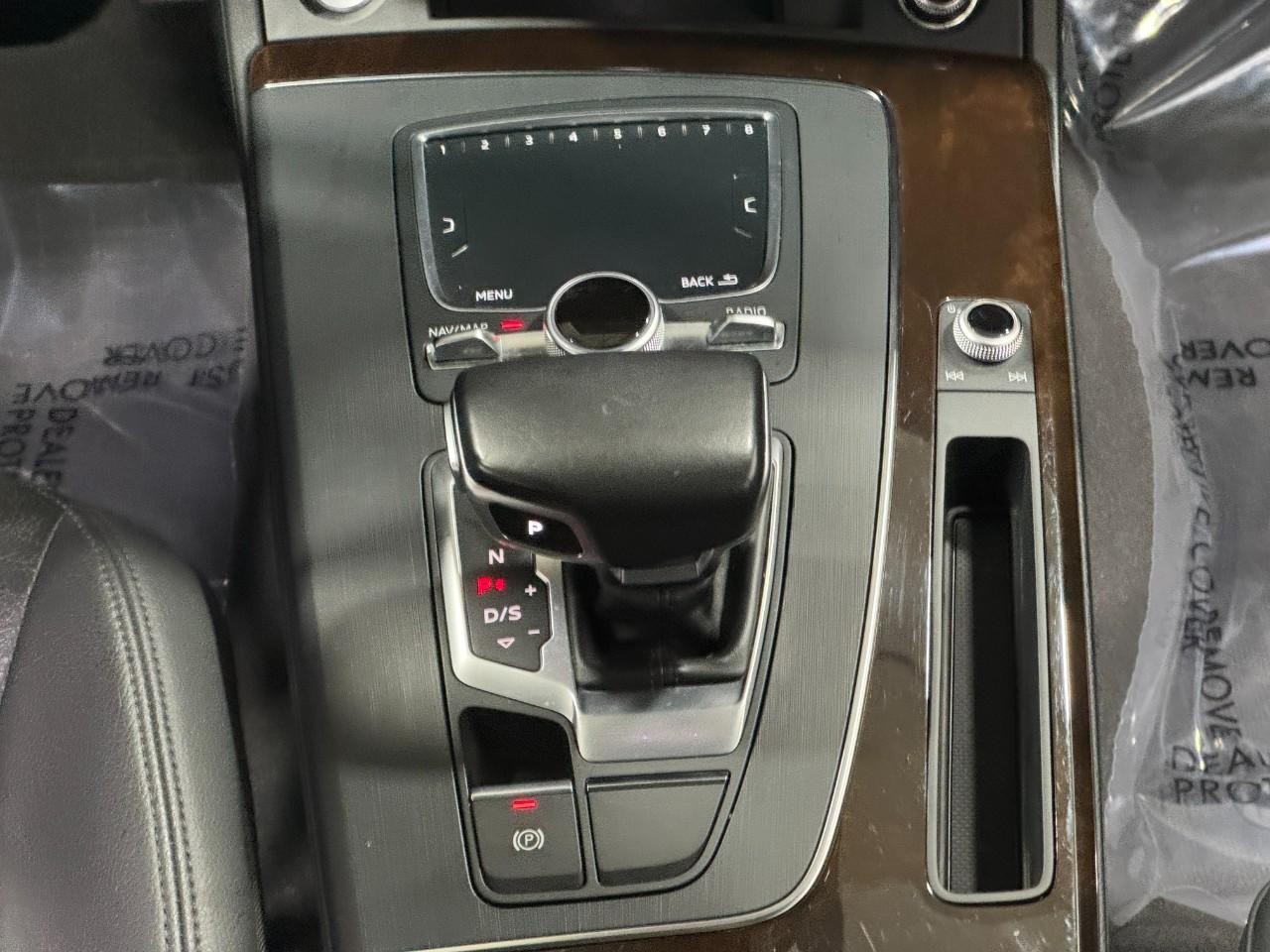 Audi Q5 Vehicle Full-screen Gallery Image 17