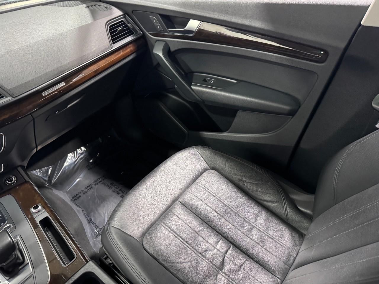 Audi Q5 Vehicle Full-screen Gallery Image 18