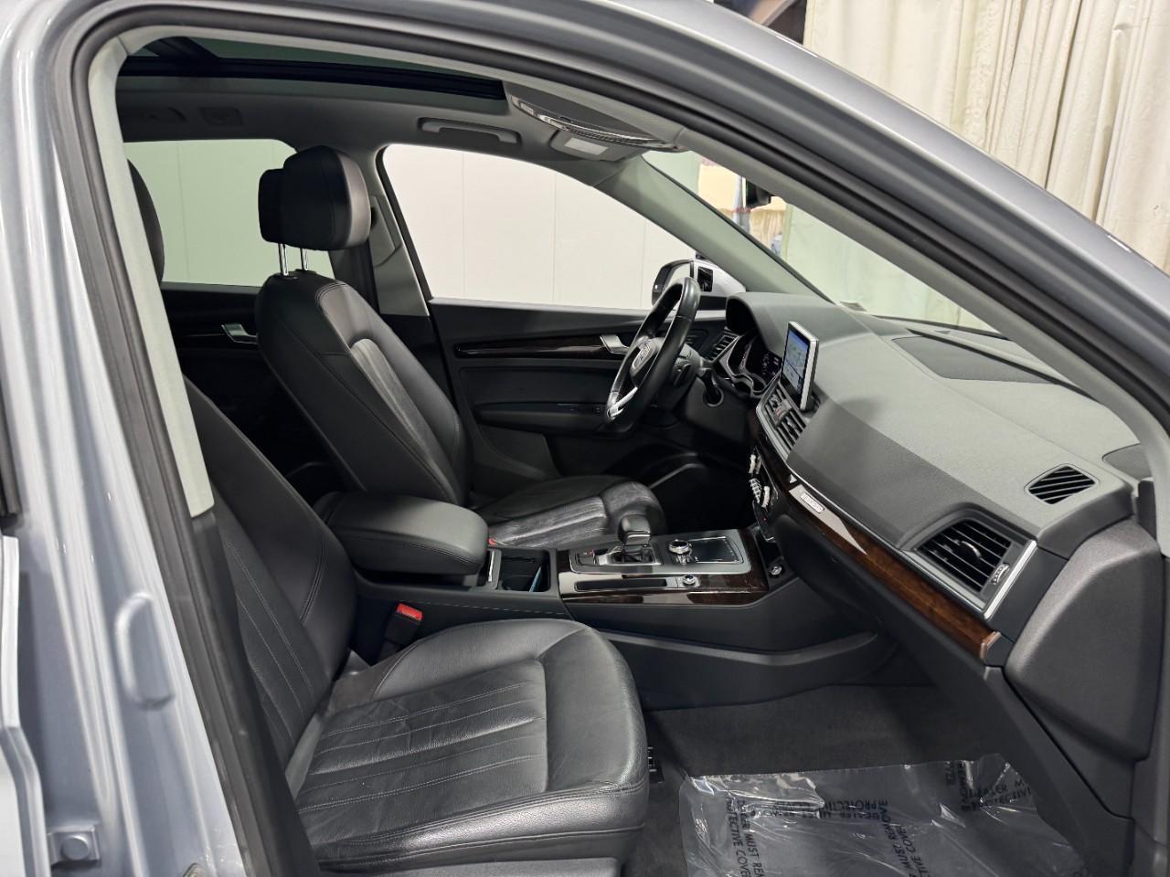 Audi Q5 Vehicle Full-screen Gallery Image 19