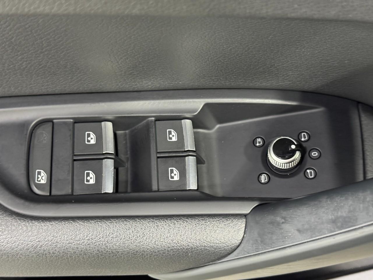 Audi Q5 Vehicle Full-screen Gallery Image 25