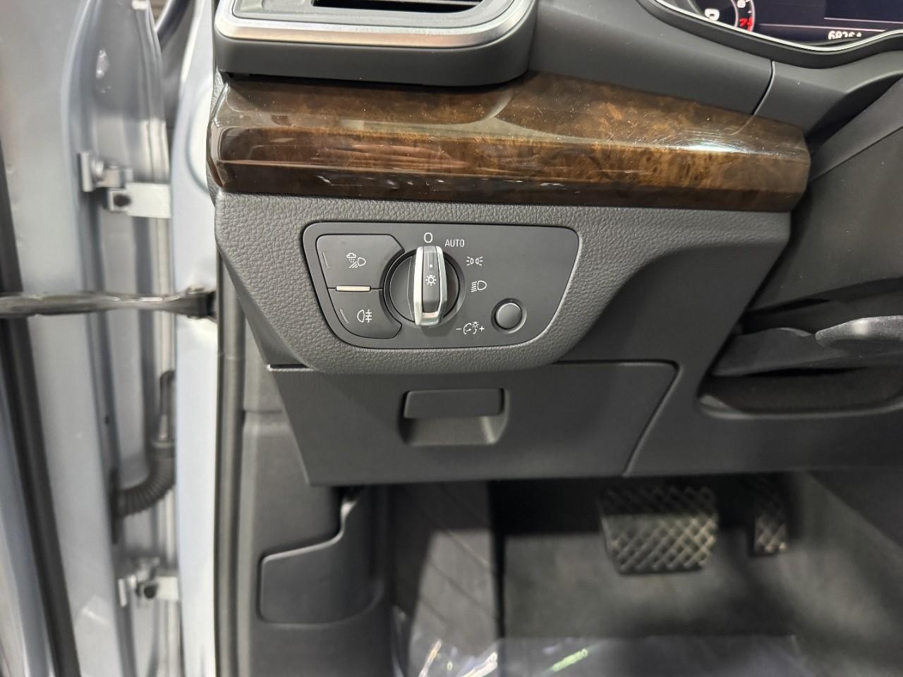 Audi Q5 Vehicle Full-screen Gallery Image 30