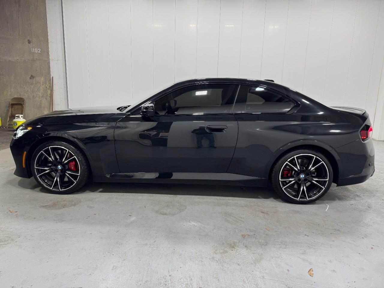 BMW 2 Series Vehicle Full-screen Gallery Image 2