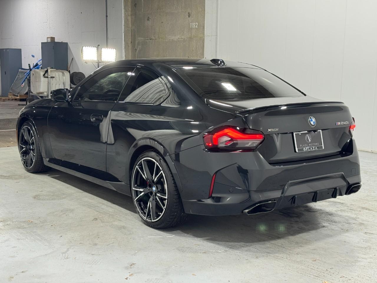 BMW 2 Series Vehicle Full-screen Gallery Image 3