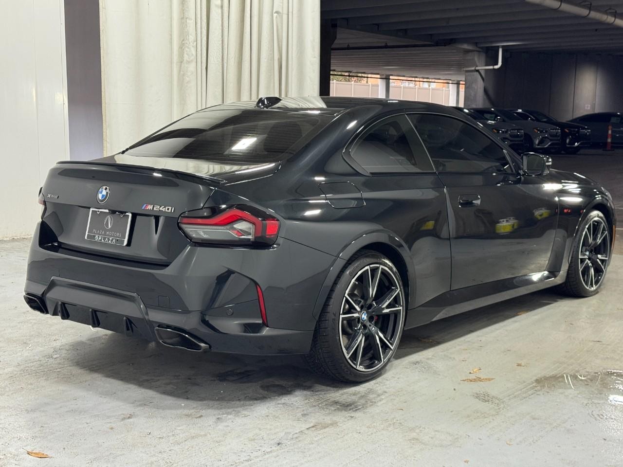 BMW 2 Series Vehicle Full-screen Gallery Image 6