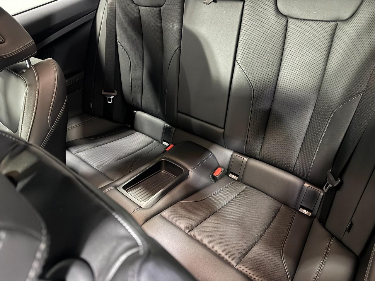 BMW 2 Series Vehicle Full-screen Gallery Image 11