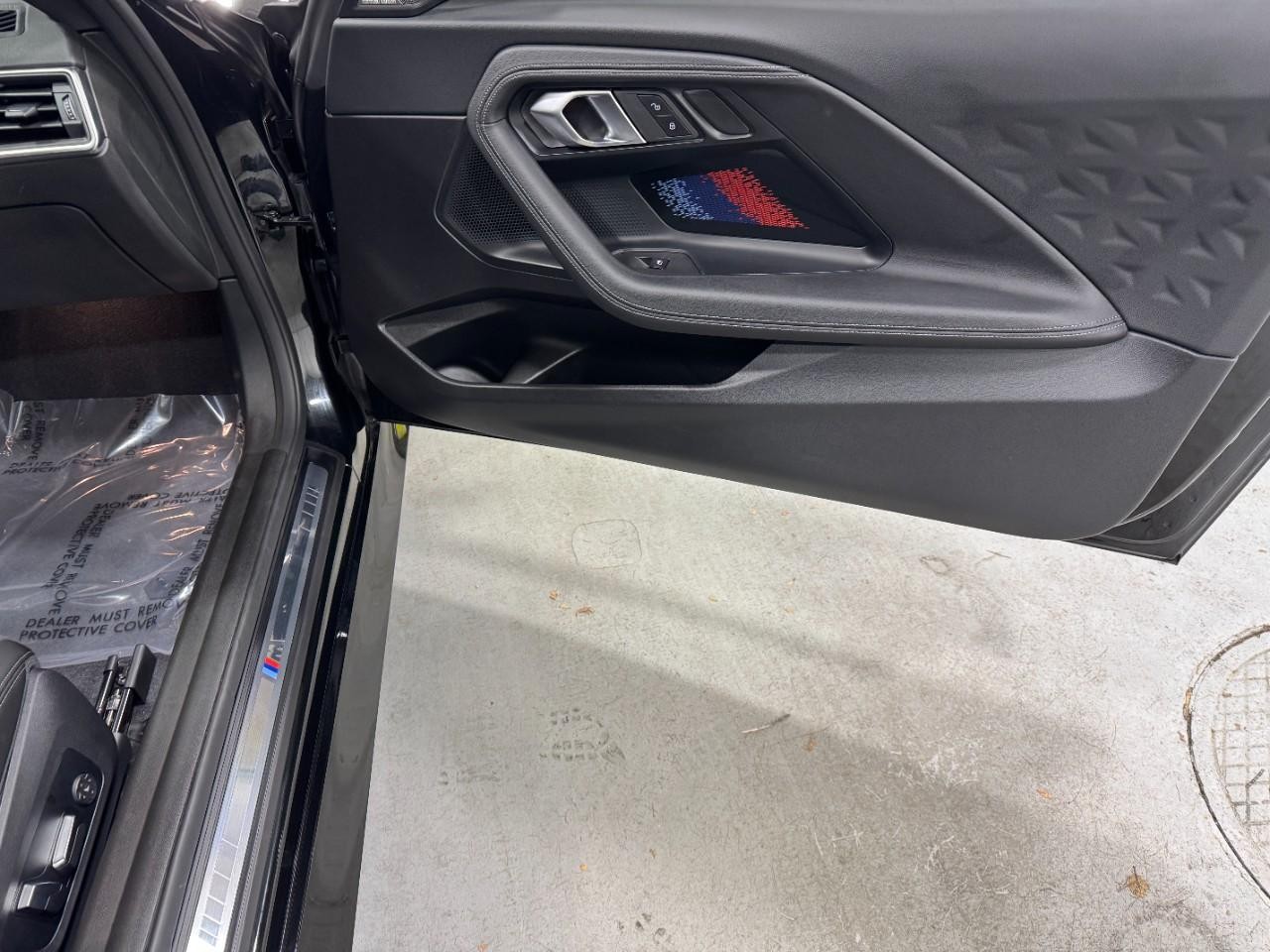 BMW 2 Series Vehicle Full-screen Gallery Image 14