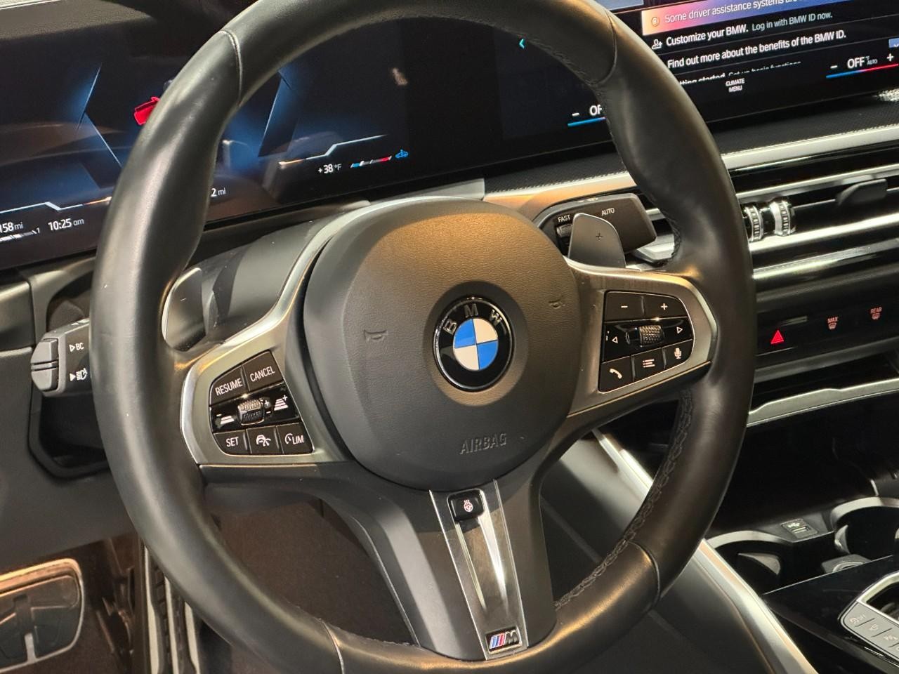 BMW 2 Series Vehicle Full-screen Gallery Image 16