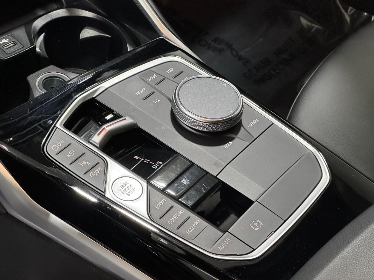 BMW 2 Series Vehicle Full-screen Gallery Image 18