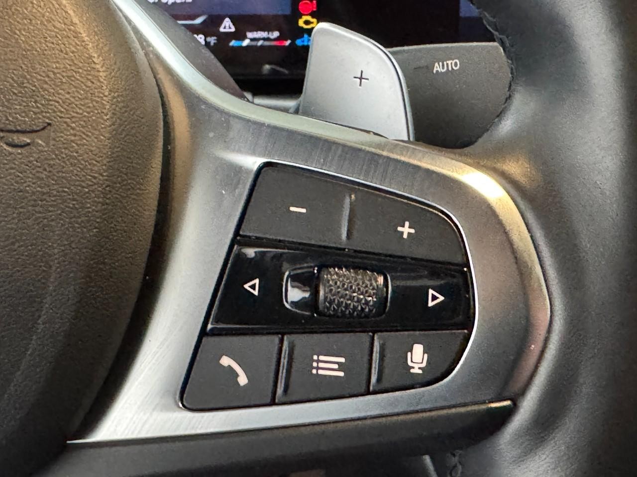 BMW 2 Series Vehicle Full-screen Gallery Image 22