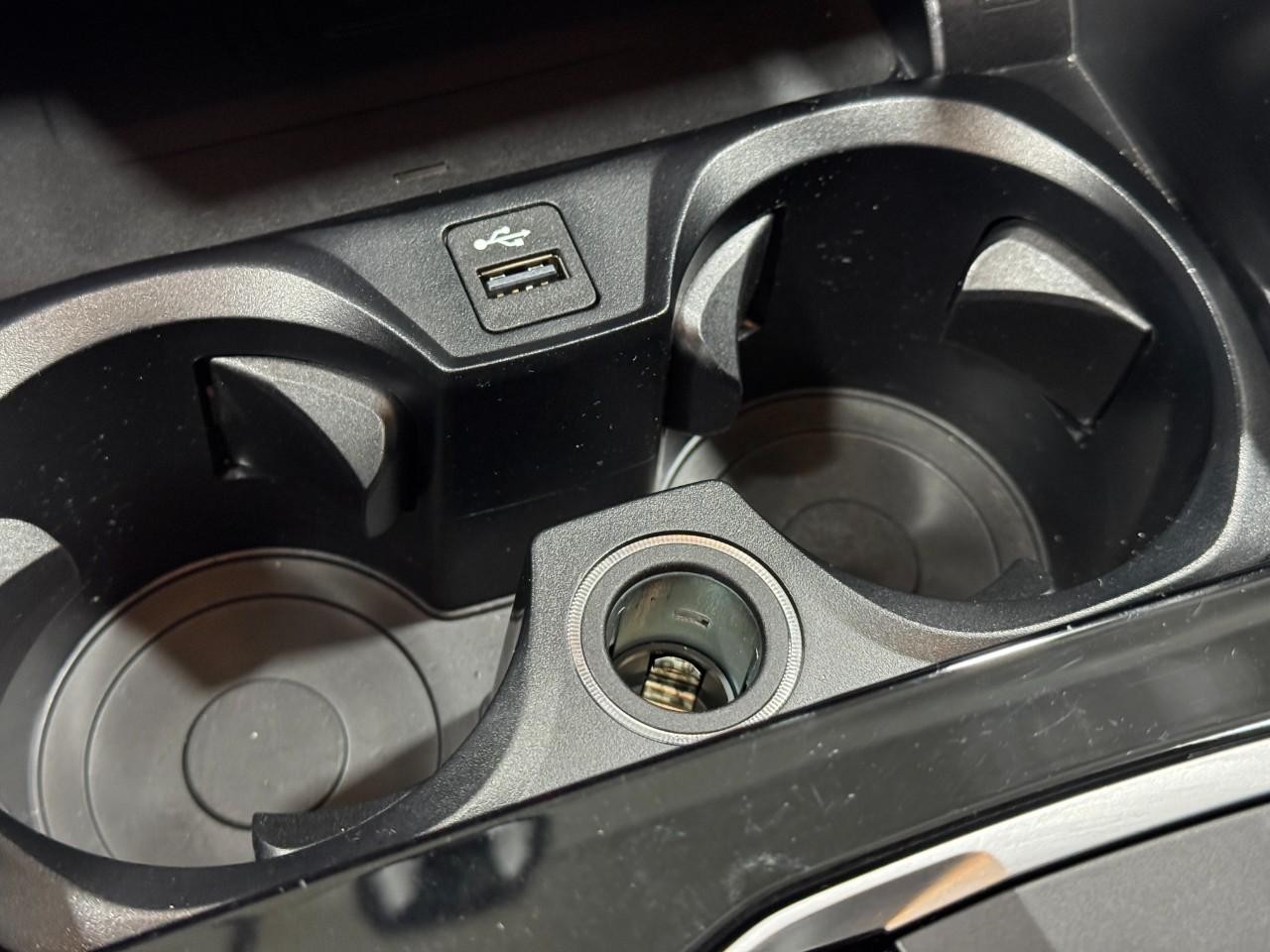 BMW 2 Series Vehicle Full-screen Gallery Image 27