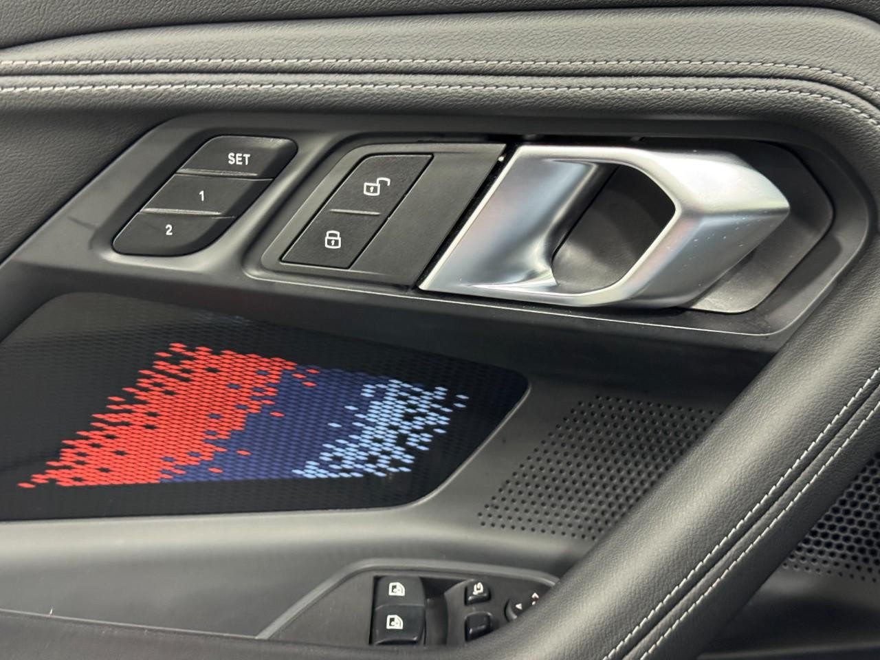 BMW 2 Series Vehicle Full-screen Gallery Image 28