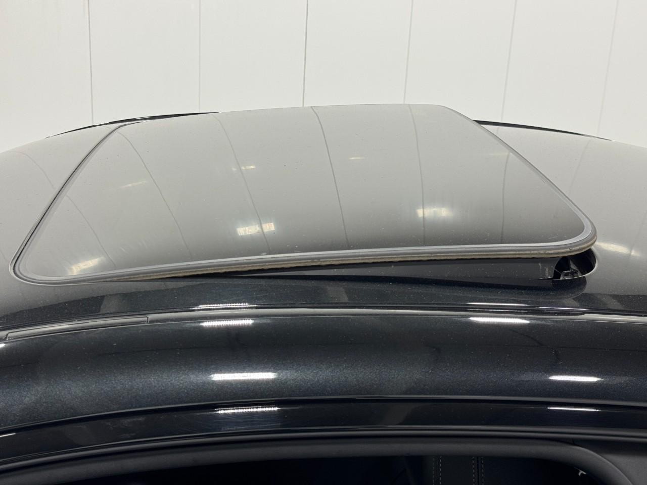 BMW 2 Series Vehicle Full-screen Gallery Image 29